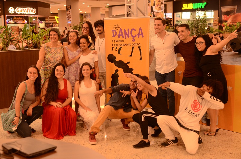 Alunos do curso de Licenciatura em Dança, com o coordenador do curso, professor Roberto Rodrigues, e as professoras Giovana Consorte e Luciana Ribeiro, no Aparecida Shopping. (foto: Tallyton Alves) Alunos do curso de Licenciatura em Dança, com o coordenador do curso, professor Roberto Rodrigues, e as professoras Giovana Consorte e Luciana Ribeiro, no Aparecida Shopping. (foto: Tallyton Alves)